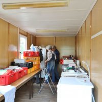 Nutzfahrzeugtreffen 2017 - Frauke richtet mit Hilfe von Wolfgang und Felix die Küche ein.